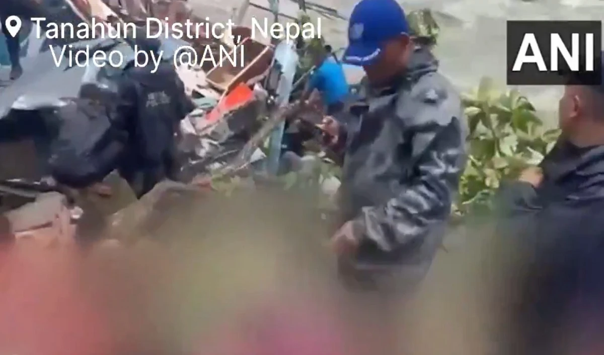 Nepal Bus Accident Update : यूपी से पर्यटकों को काठमांडू ले जा रही बस खाई में गिरी, 14 भारतीयों की मौत