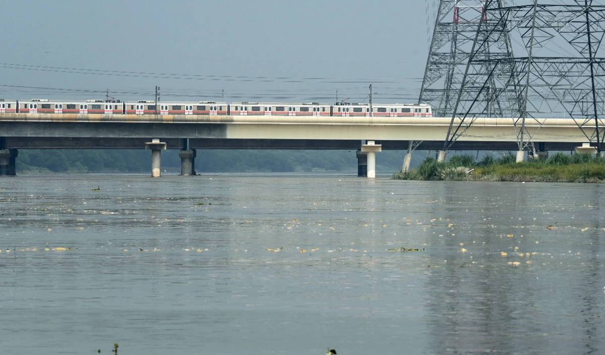 Surat में निर्माणाधीन मेट्रो पुल के एक हिस्से में आई दरार