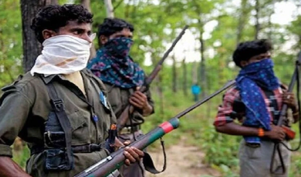 Chhattisgarh : इनामी नक्सली दंपति ने किया आत्मसमर्पण
