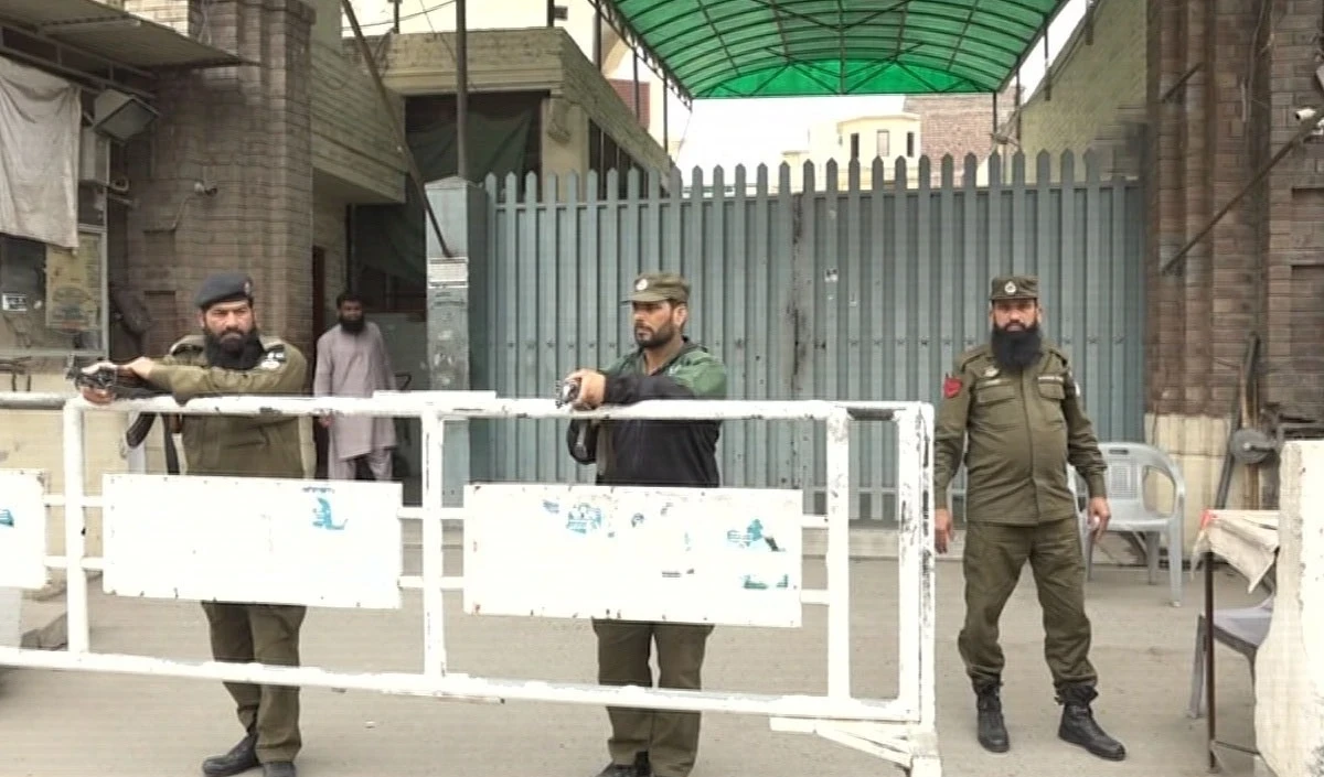 Pakistan में पुलिस पर डाकुओं का टूटा कहर, रॉकेटों की बारिश से 11 की मौत