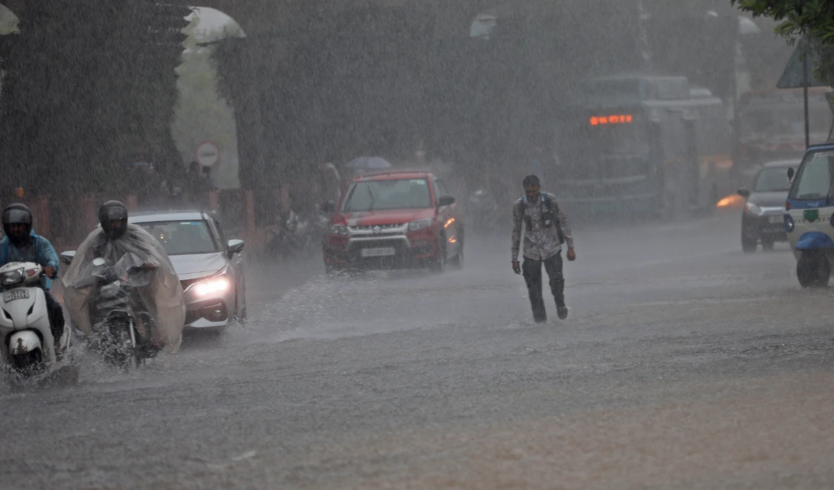 Delhi-NCR Heavy Rain | दिल्ली-एनसीआर में भारी बारिश के बीच जलभराव, दीवार गिरने से 2 लोग घायल