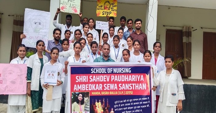 कोलकाता में महिला डॉक्टर से दुष्कर्म और हत्या की घटना के खिलाफ रसड़ा के नर्सिंग कॉलेज की छात्राओं का प्रदर्शन