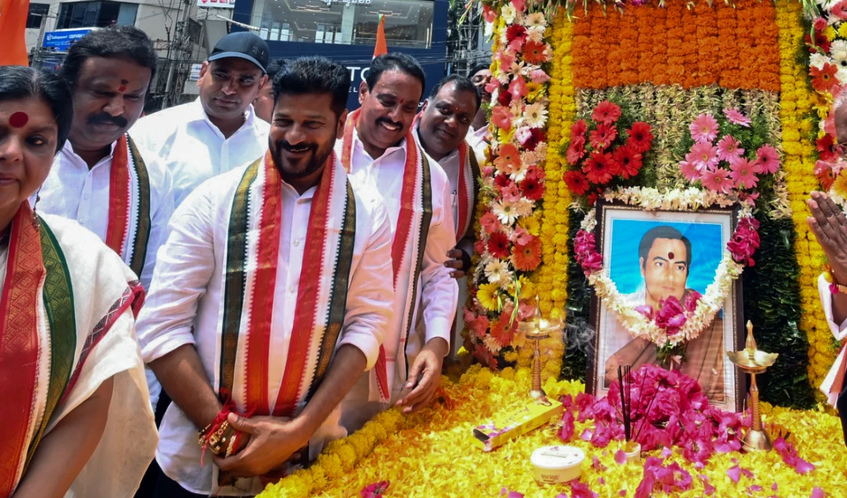 Revanth Reddy ने राजीव गांधी की प्रतिमा की स्थापना के विरोध पर बीआरएस की आलोचना की