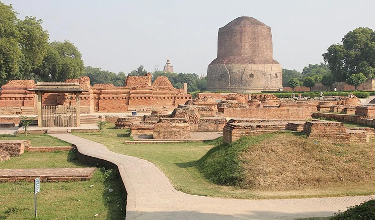 Tourist Places in Sarnath: बौद्ध स्थापत्य कला का ऐतिहासिक केंद्र है सारनाथ