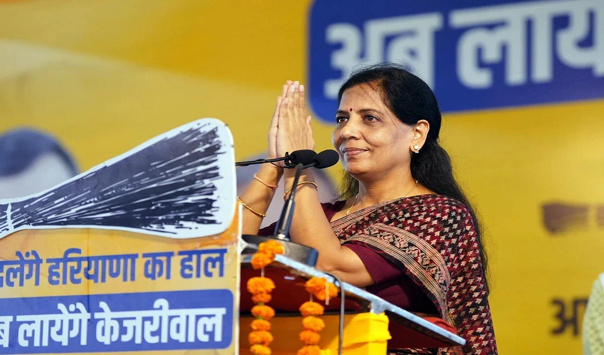 Delhi के मुख्यमंत्री के आवास पर नहीं फहराया जा सकता तिरंगा, Sunita Kejriwal ने जताया दुख