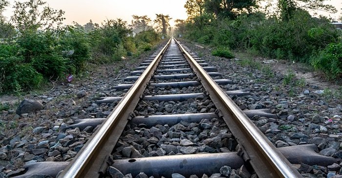 Ballia News: रसड़ा में ट्रेन से कट कर युवक की मौत