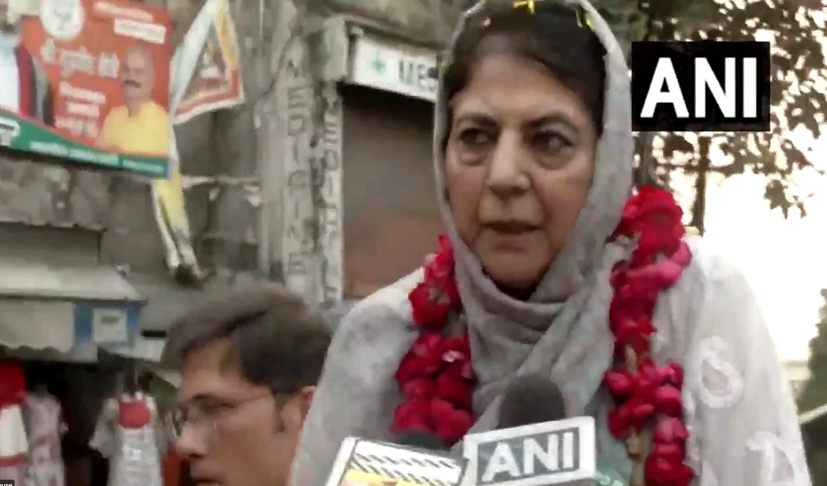 महबूबा मुफ्ती के रोड शो के दौरान  बिजली के खंभे में लगी आग, बदला गया रास्ता