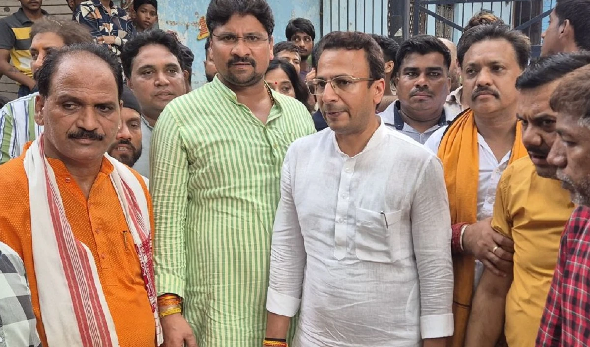 दिल्ली भाजपा महामंत्री विष्णु मित्तल एवं कार्यकर्ताओं ने बुलडोजर के आगे अड़ कर सुंदर नगर में डयूसिब एवं दिल्ली नगर निगम द्वारा झुग्गियों को तोड़ने से रोका