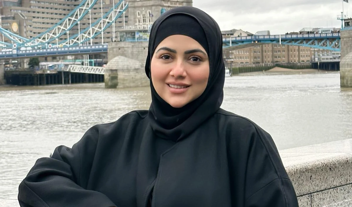 15 साल लगाया ग्लैमर का तड़का, दिखाई कमसिन कमरिया, फिर बदल गया मन तो सना खान ने पहन लिया हिजाब