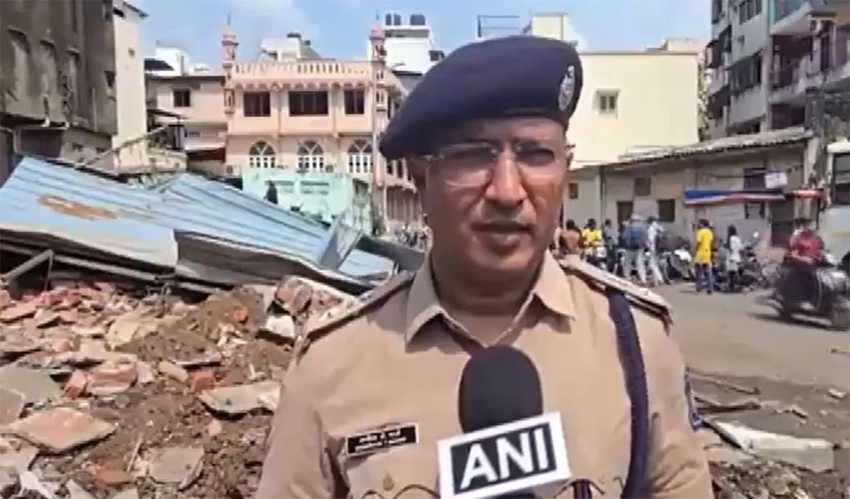 Surat में उपद्रवियों पर जो कार्रवाई हुई वो मिसाल बन गयी, गणेश प्रतिमा को खंडित करने वाले पत्थरबाजों पर पुलिस के दनादन एक्शन के बाद Bulldozer भी दौड़ा