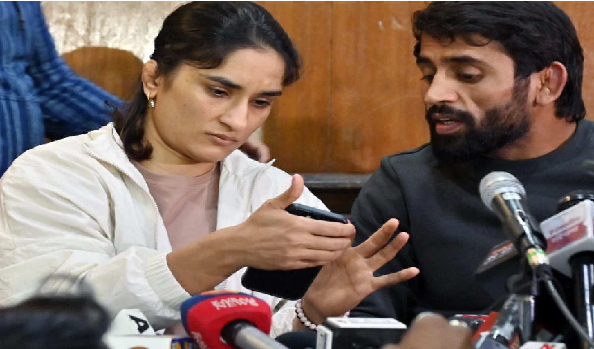 Vinesh Phogat और बजरंग पूनिया ने छोड़ी अपनी नौकरी,  साक्षी मलिक ने बताई पूरी सच्चाई
