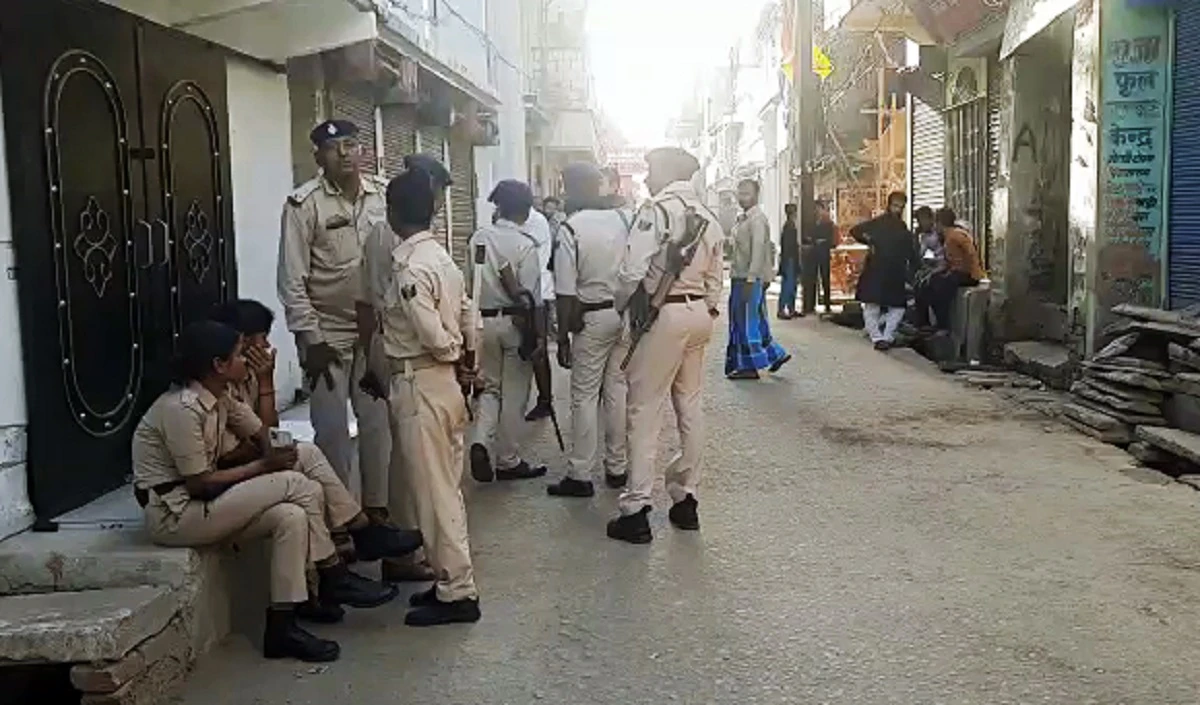 मानवता हुआ शर्मसार! मजदूरी मांगने पर बाप-बेटे ने दलित मजदूर की कर दी पिटाई, फिर मुंह पर थूका और किया पेशाब