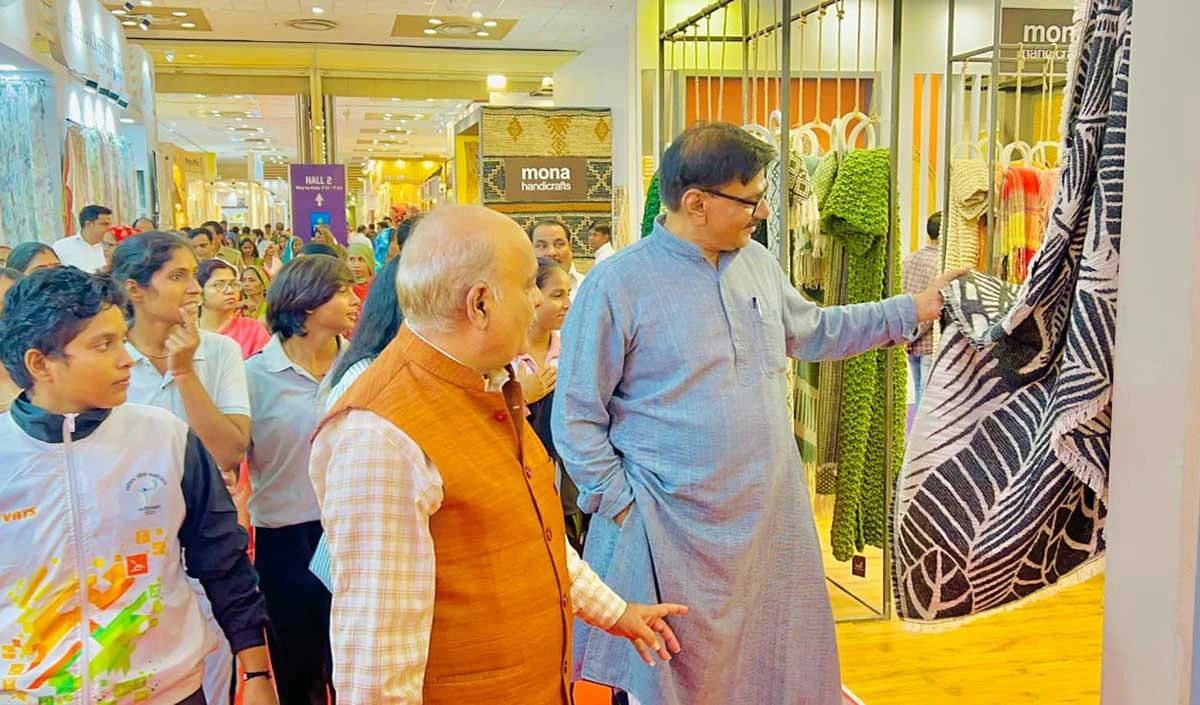 जेवर विधायक धीरेन्द्र सिंह के किया एक्सपो मार्ट सेंटर में आयोजित भारत के हस्तशिल्प मेले का भ्रमण