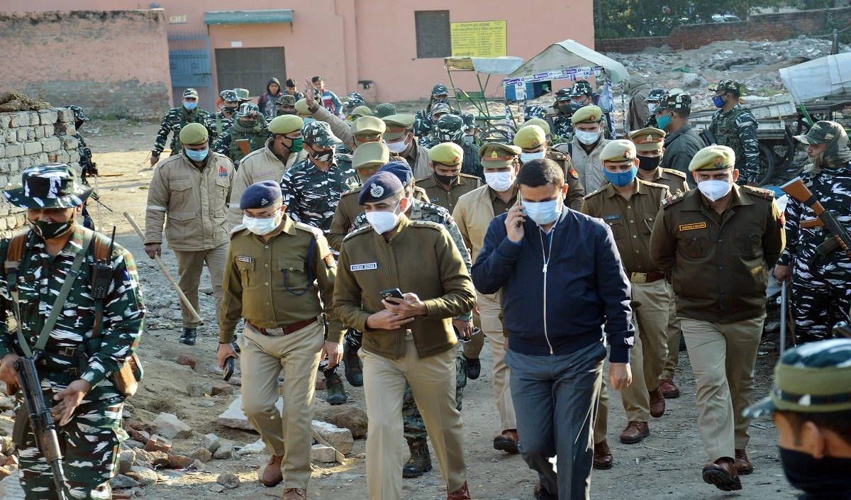 गाजियाबाद कोर्ट में वकीलों और जज के बीच झड़प, पुलिस ने किया लाठीचार्ज