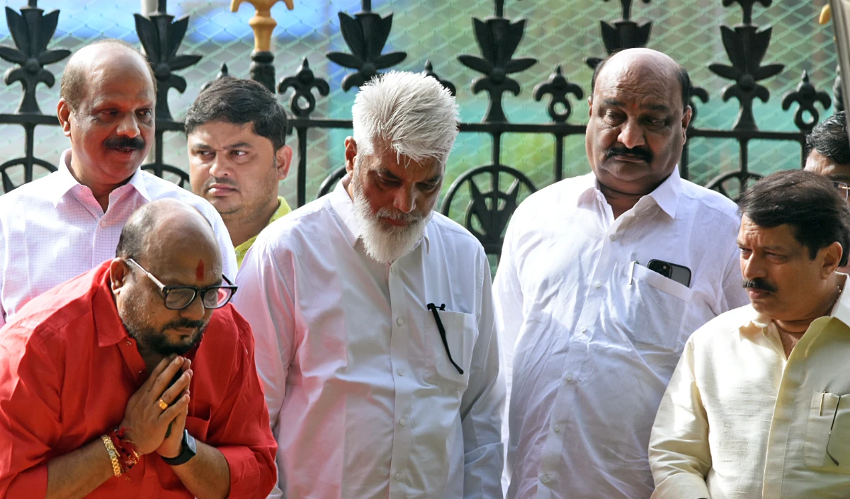 Jalgaon Rural सीट से पार्टी का खाता खोलने वाले Gulab Raghunath Patil शिंदे गुट में शामिल होकर संभाल रहे मंत्री पद