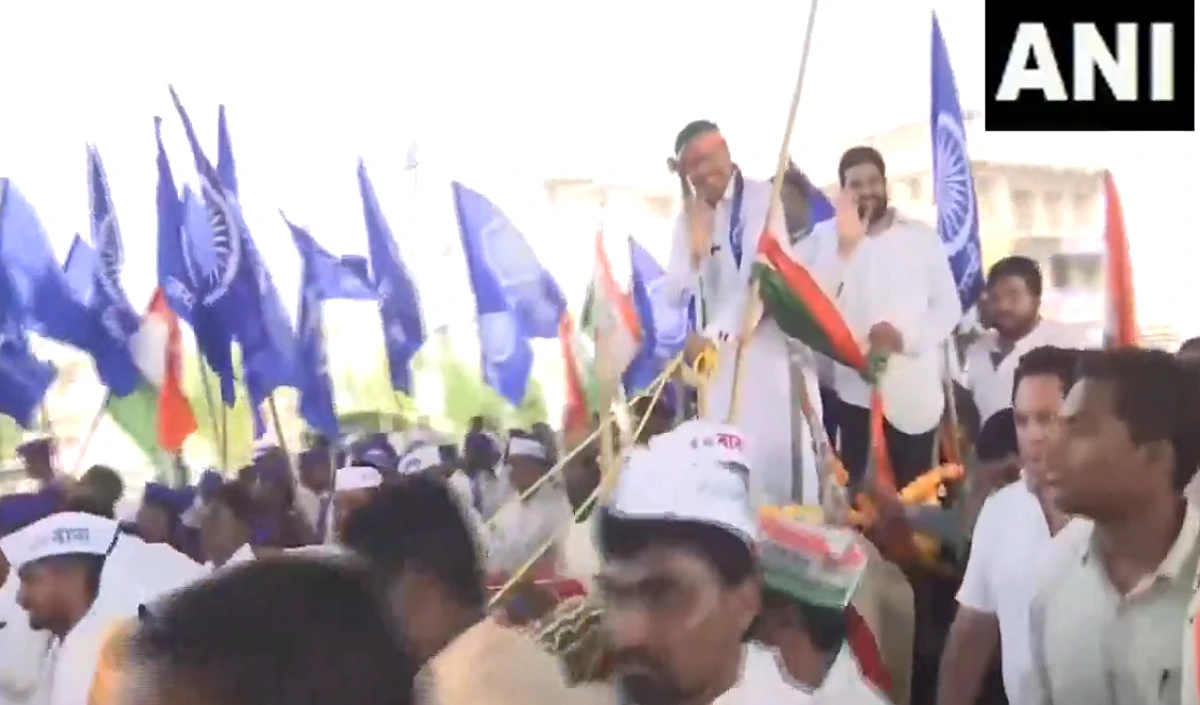 Maharashtra: नाना पटोले का अनोखा अंदाज, बैलगाड़ी पर बैठकर नामांकन दाखिल करने पहुंचे, जीत का जताया भरोसा