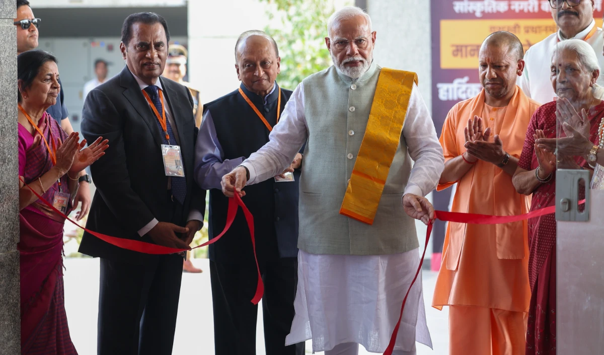 Varanasi में आरजे शंकरा नेत्र अस्पताल का PM Modi ने किया लोकार्पण, आयोजित प्रदर्शनी का अवलोकन भी किया
