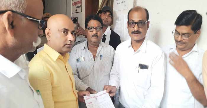 रसड़ा तहसील बार एसोसिएशन के वकीलों का धरना जारी, पुतला फूंका