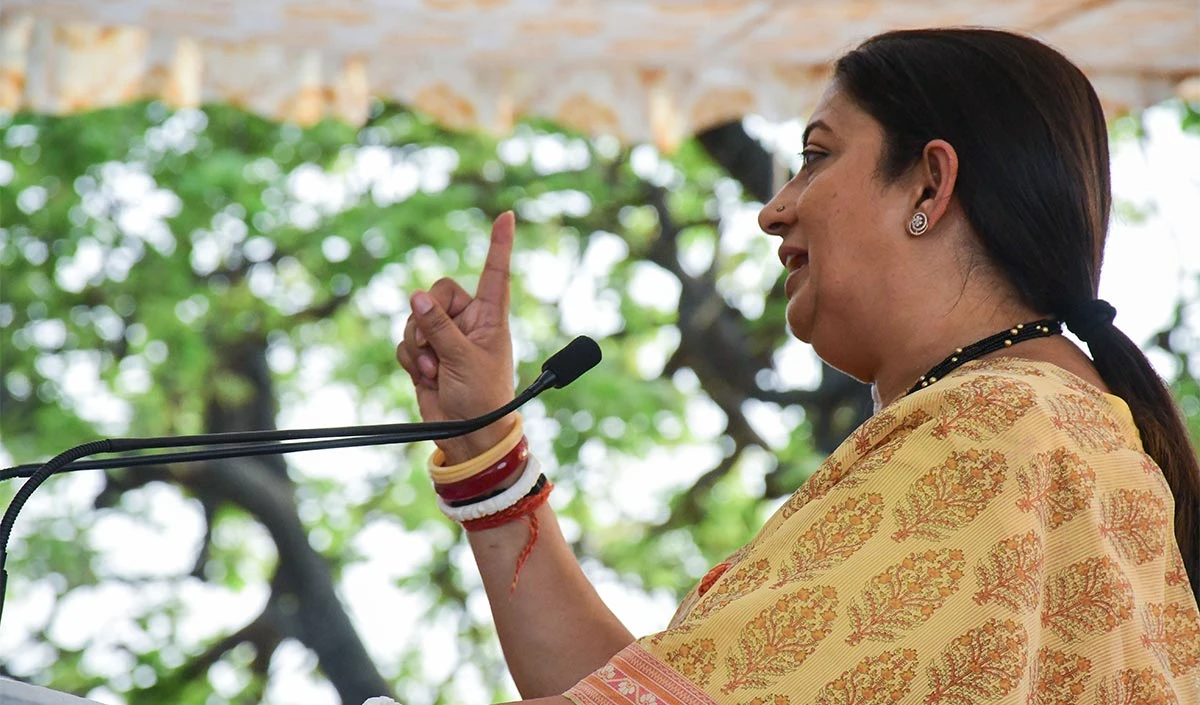 कांग्रेस दलित विरोधी है, नहीं तो कुमारी सैलजा को मुख्यमंत्री उम्मीदवार घोषित करे: स्मृति ईरानी