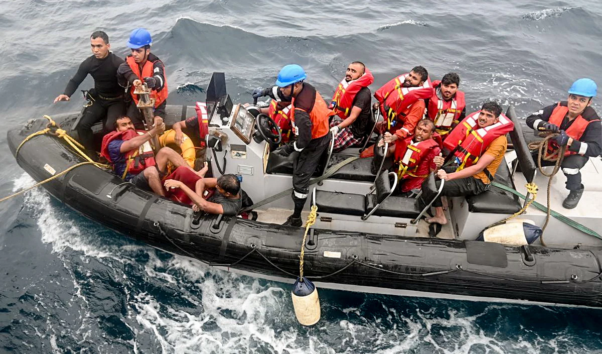 Sri Lankan Navy ने अवैध रूप से मछली पकड़ने के आरोप में 17 भारतीय मछुआरों को गिरफ्तार किया