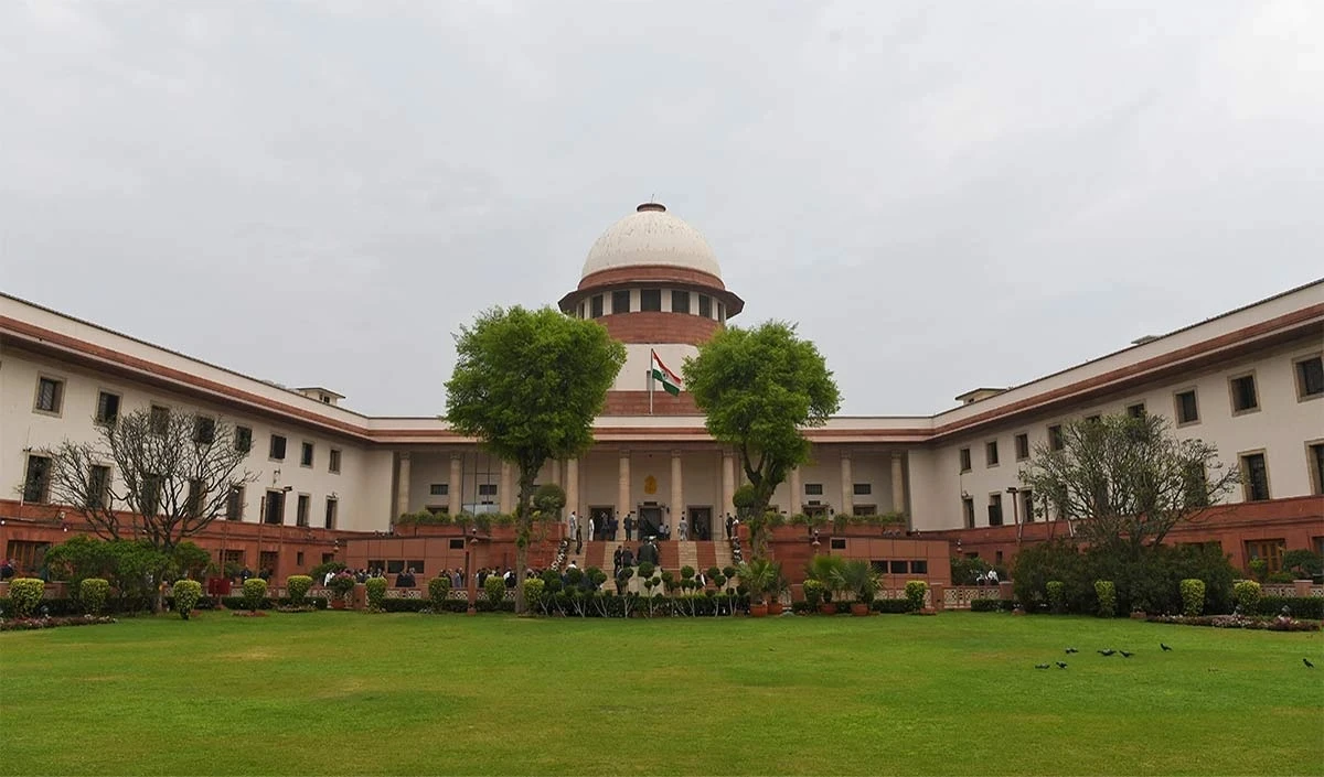 Himachal CPS Case: सुप्रीम कोर्ट का बड़ा फैसला, सचिवों की अयोग्यता पर लगाई रोक