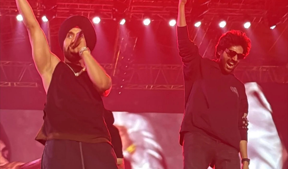 Kartik Aaryan ने Diljit Dosanjh को लगाया गले, अहमदाबाद शो में मंच पर उनके साथ डांस किया
