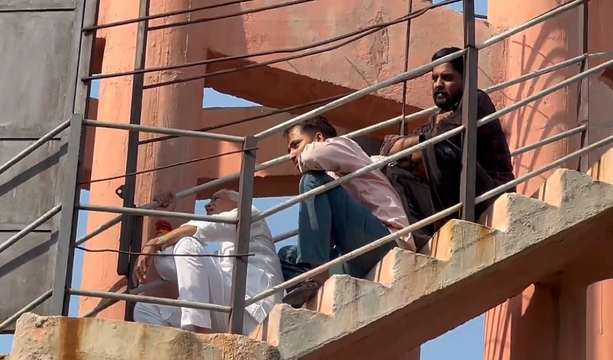 Rajasthan: प्रदर्शन कर रहे युवाओं को मनाने खुद टंकी पर चढ़े मंत्री किरोड़ी लाल मीणा, दिया ये आश्वासन