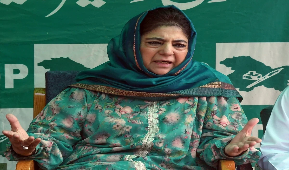 Mehbooba ने जम्मू-कश्मीर विस में विशेष दर्जा का मुद्दा उठाने के लिए अपने तीन विधायकों की प्रशंसा की