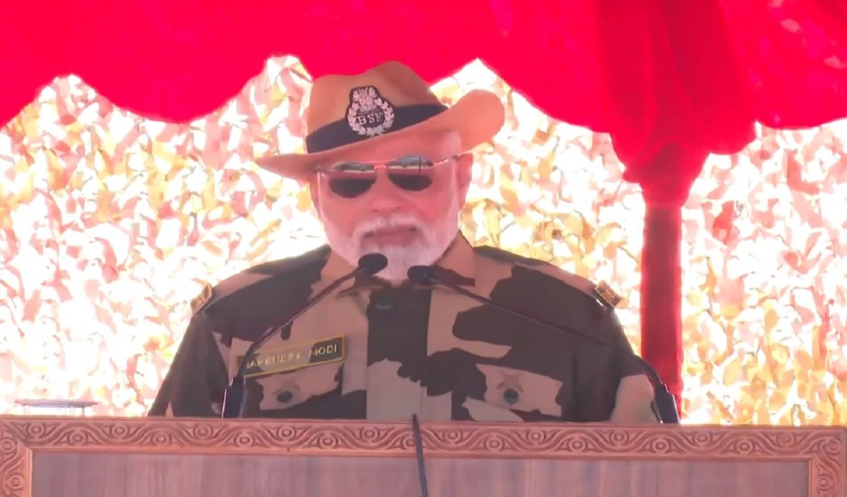 Diwali के मौके पर जवानों से बोले PM Modi, आपकी दहाड़ से दुश्मन थर्रा जाते हैं, देश की सुरक्षा से समझौता नहीं
