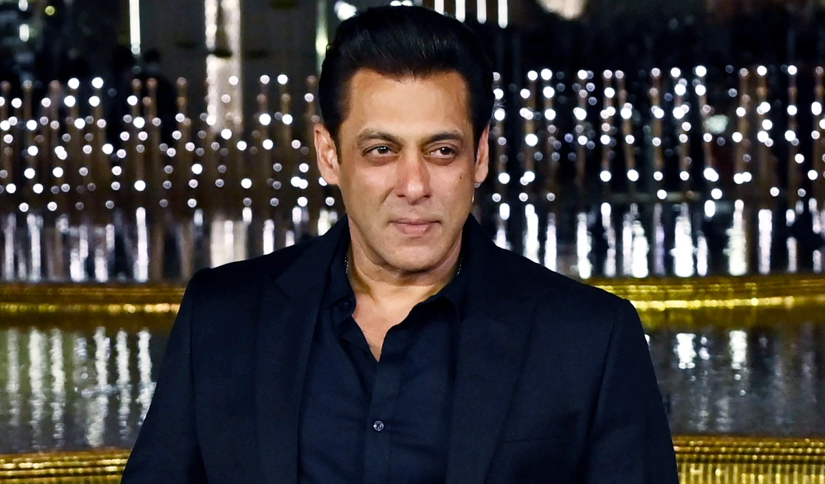Salman Khan मौत की धमकियों के बीच भारी सुरक्षा घेरे में मुंबई में वोट डालने निकले | Watch Video