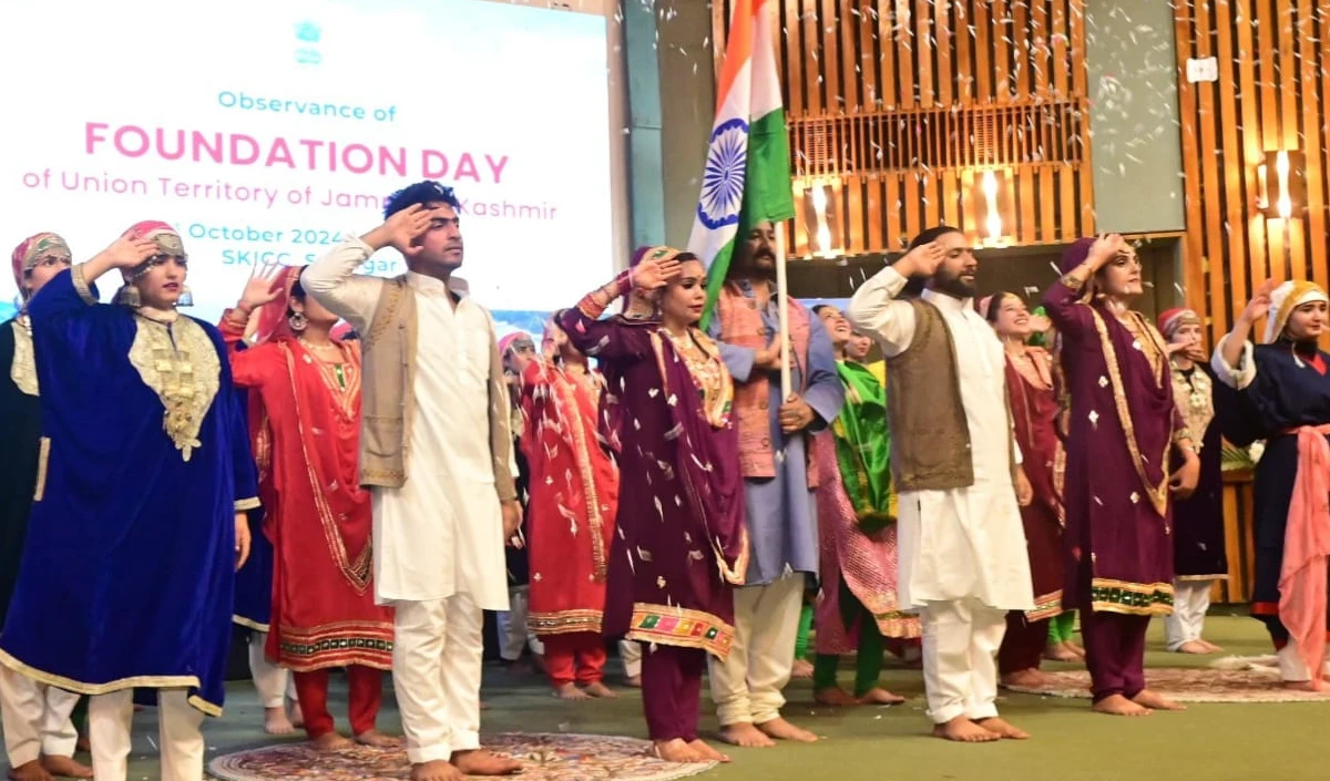 Jammu-Kashmir में मना यूटी स्थापना दिवस, उमर अब्दुल्ला की पार्टी ने बनाई दूरी, एलजी मनोज सिन्हा का तंज