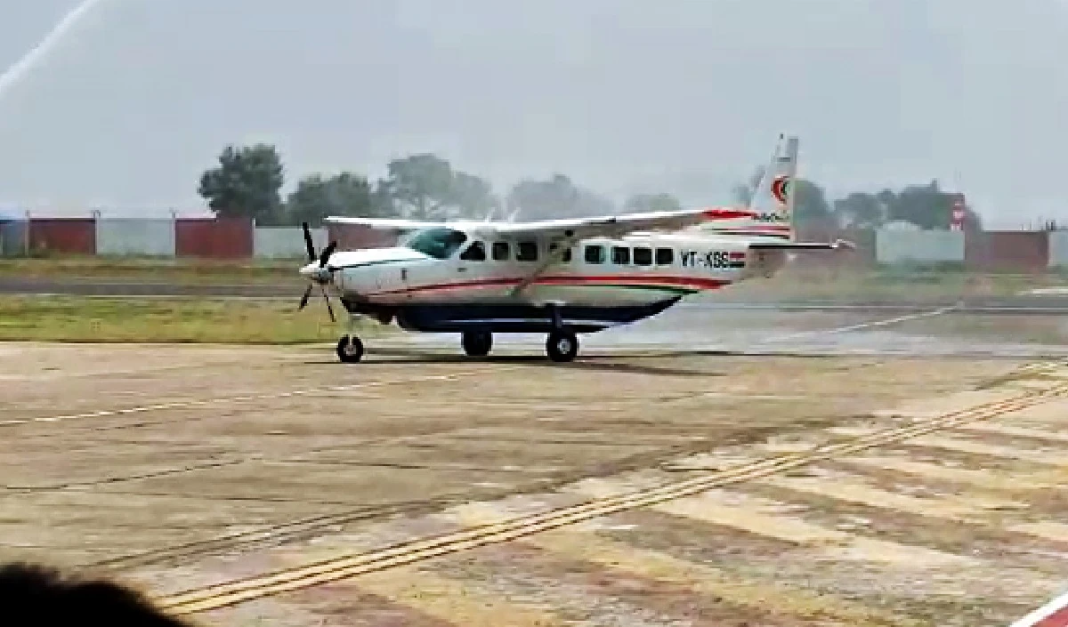 Airport पर लैंड करते ही विमान के पहिये से निकला मुर्दा, यात्रियों की अटक गई सांसें