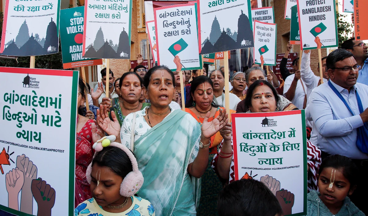 हिंदू आध्यात्मिक नेता की रिहाई को लेकर साधु-संतों ने भारत-बांग्लादेश सीमा पर विरोध प्रदर्शन किया