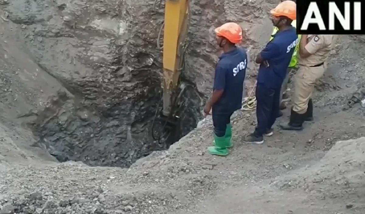 राजस्थान के दौसा में बोरवेल में गिरे बच्चे को बचाने के प्रयास जारी