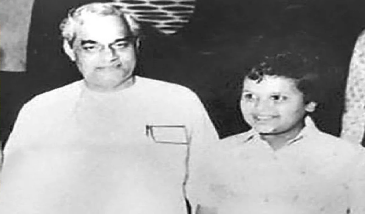 चाहते थे ऑटोग्राफ, महाजन ने मिलाया, वाजपेयी के साथ फडणवीस का सालों पुराना फोटो सामने आया