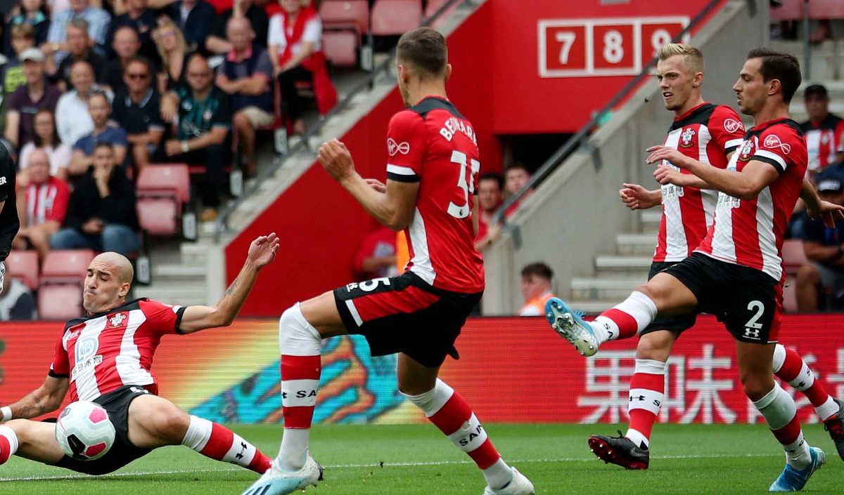 Manchester United ने पिछड़ने के बाद वापसी करते हुए मैनचेस्टर सिटी को 2-1 से हराया
