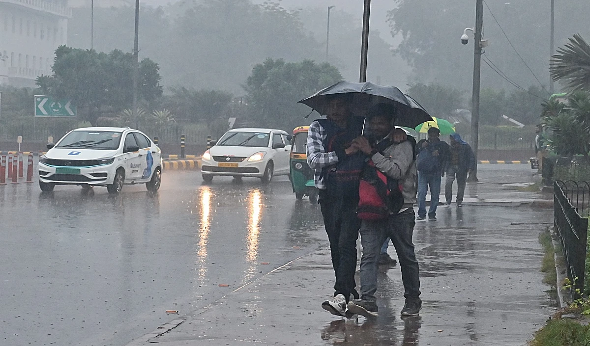 Delhi Rain| लगातार बारिश के कारण दिल्ली में जलभराव, यातायात जाम