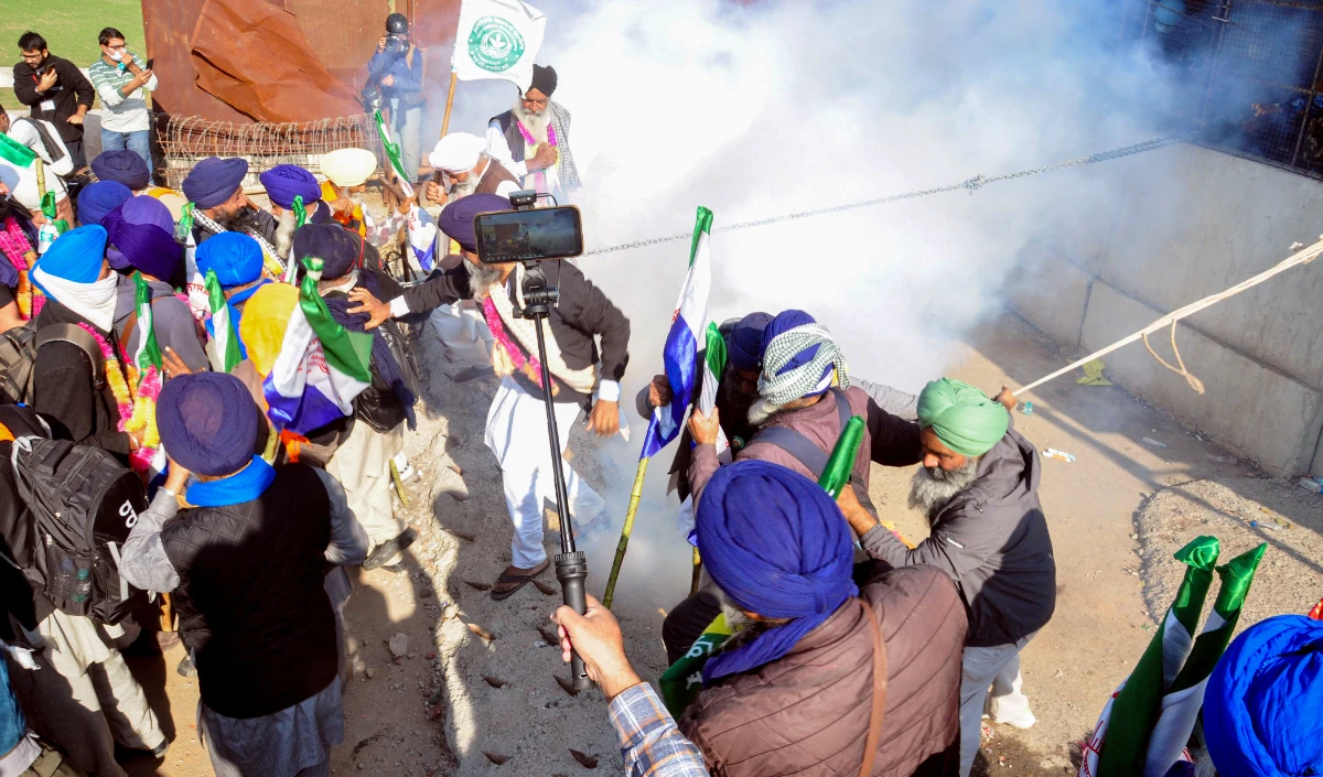 Farmers Protest 2024 । शंभू बॉर्डर पर किसानों और सुरक्षाकर्मियों के बीच तीखी बहस, दागे गए आंसू गैस के गोले, रुका मार्च