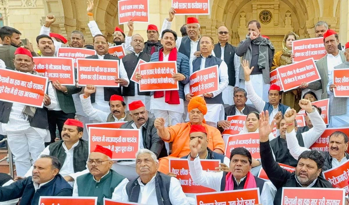 सपा का लखनऊ में विस शुरू होने से पहले धरना, शुरू होते ही हंगामा