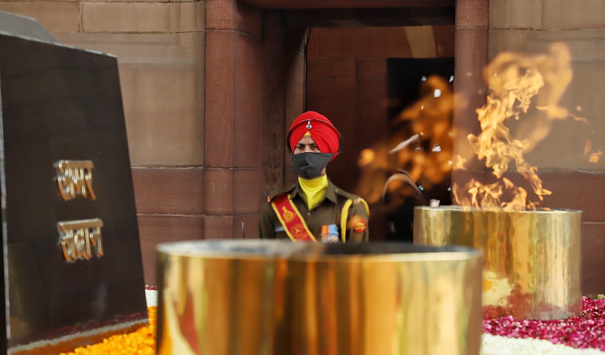 देश के वीर जवानों की याद दिलाता Amar Jawan Jyoti युद्ध स्मारक, इंडिया गेट पर लौ रखने की भी है एक अलग कहानी