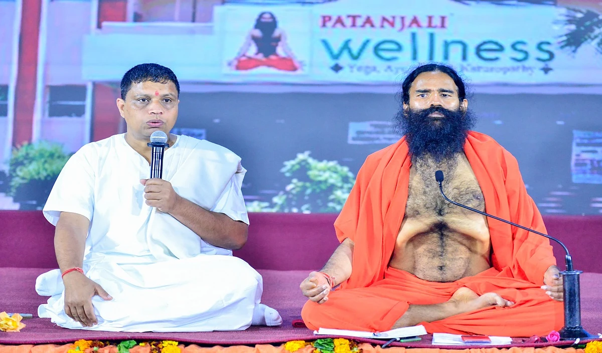 Baba Ramdev और बालकृष्ण के खिलाफ गिरफ्तारी वारंट जारी, भ्रामक विज्ञापन चलाने का आरोप
