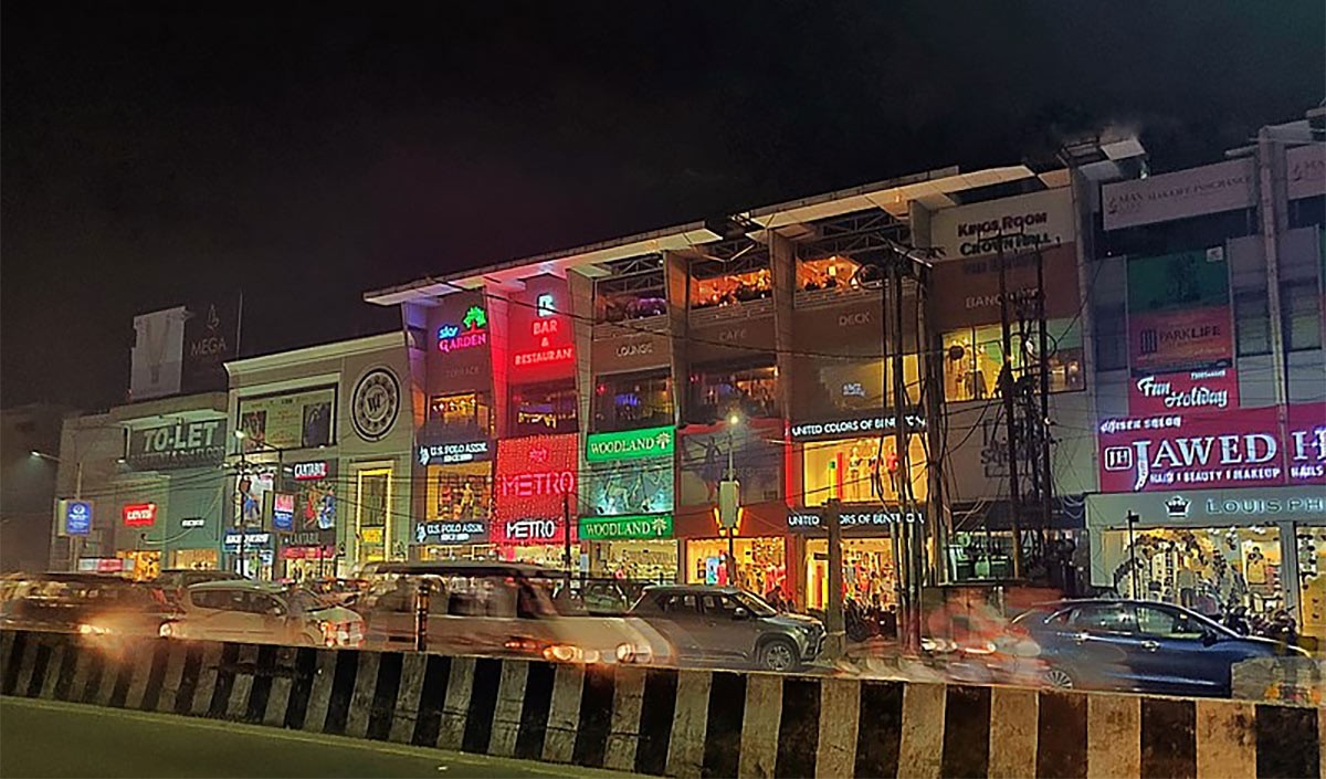 बरेली में विवाद बढ़ता देख मुसलमानों ने मस्जिद के अवैध हिस्से को खुद गिराया