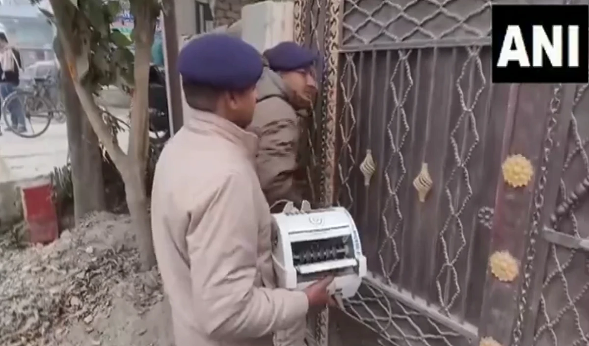 बेतिया में DEO के घर विजिलेंस का छापा, मिले 500-500 के नोट, गिनने के लिए मंगवाई गई मशीन