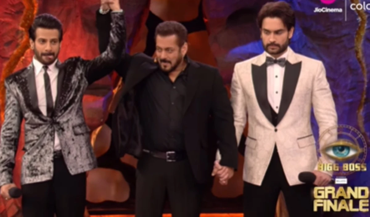 Bigg Boss 18 की उठाई Karan Veer Mehra ने ट्रॉफी, Vivian Dsena को हराया, फैंस ने की सिद्धार्थ शुक्ला के साथ तुलना