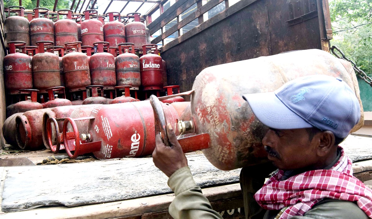 नए साल पर बड़ा तोहफा सस्ता हुआ LPG सिलेंडर! कीमतों में कटौती हुई, जानिए नई कीमत दरें