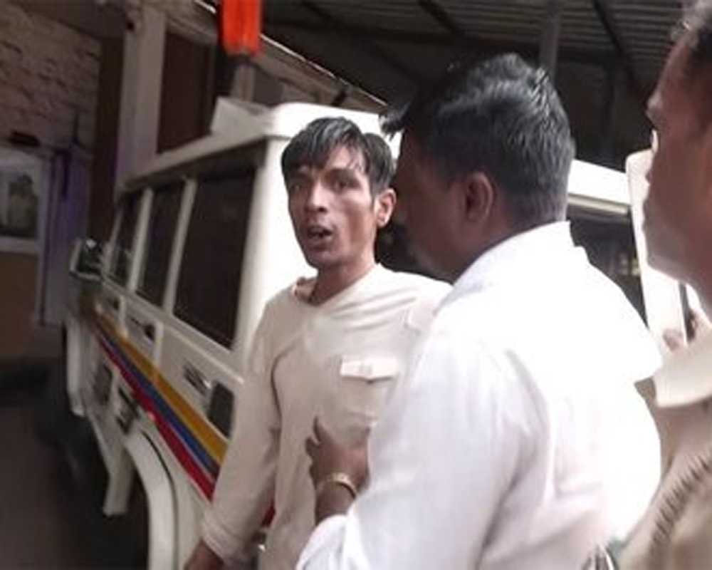 अभिनेता सैफ अली खान पर हमला करने वाले संदिग्ध व्यक्ति को पुलिस ने हिरासत में लिया, पूछताछ जारी