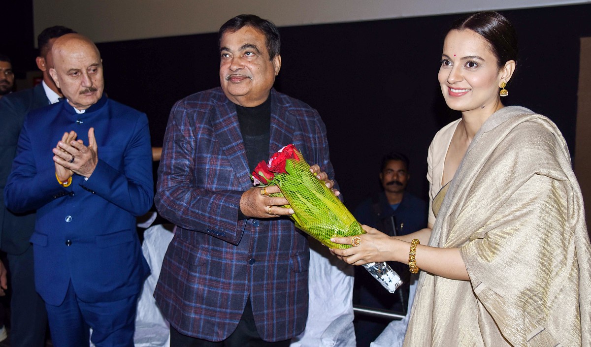 Nitin Gadkari ने नागपुर में Kangana Ranaut और Anupam Kher के साथ देखी फिल्म इमरजेंसी