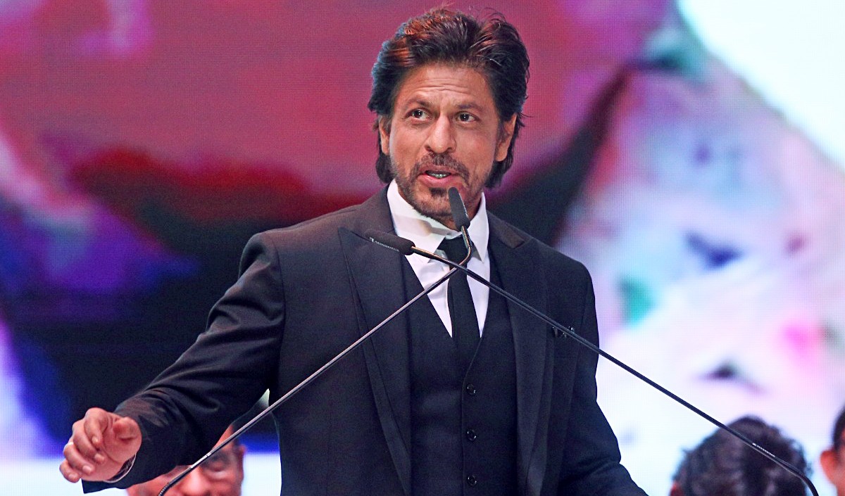Bollywood Wrap Up | Shah Rukh Khan की अपकमिंग फिल्म का टाइटल कंफर्म, क्रिस मार्टिन और डकोटा जॉनसन पहुंचे महाकुंभ