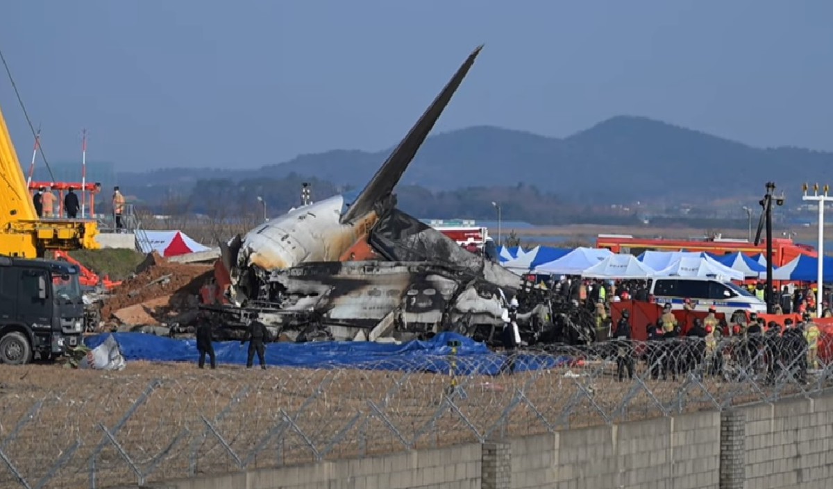 South Korea plane crash: नम आंखें लिए घटनास्थल पर पहुंचे लोग, विमान दुर्घटना में मारे गए लोगों के परिजनों ने इस तरह मनाया नया साल