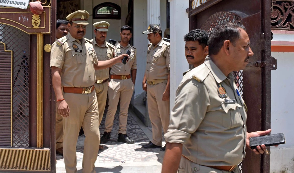 पुलिस ने मुठभेड़ के बाद शातिर लुटेरे को गिरफ्तार किया
